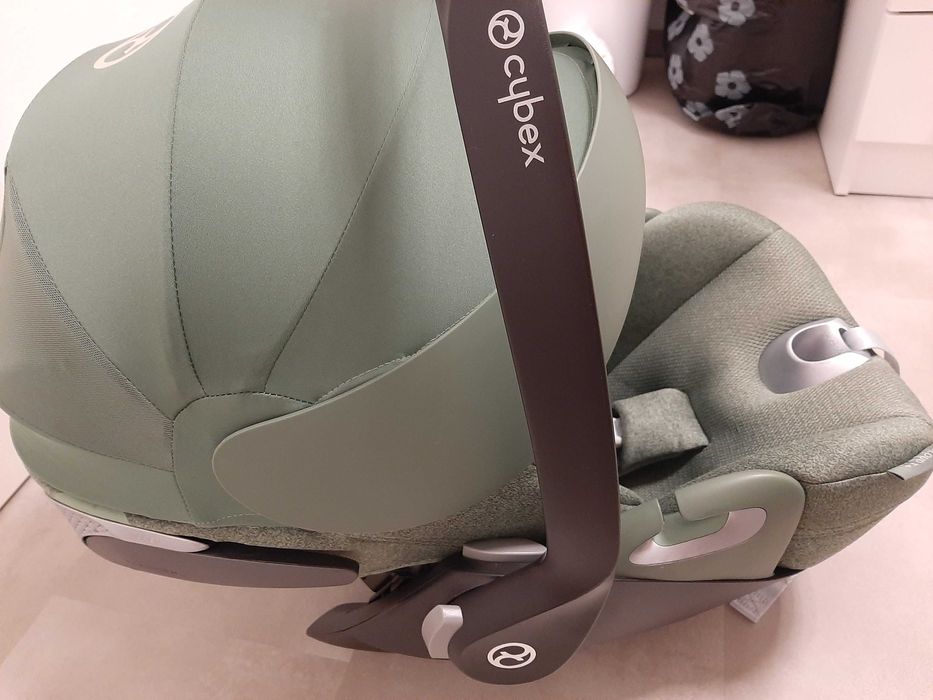 Столче за кола Cybex Cloud T plus с цвят leaf green и Base T