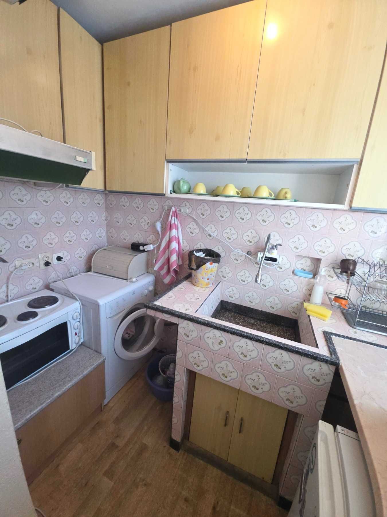 Къща с двор, гараж и панорамна тераса в широк център на Велинград.