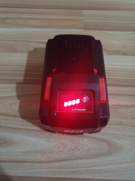 Vind acumulator Milwauke 18v 8A