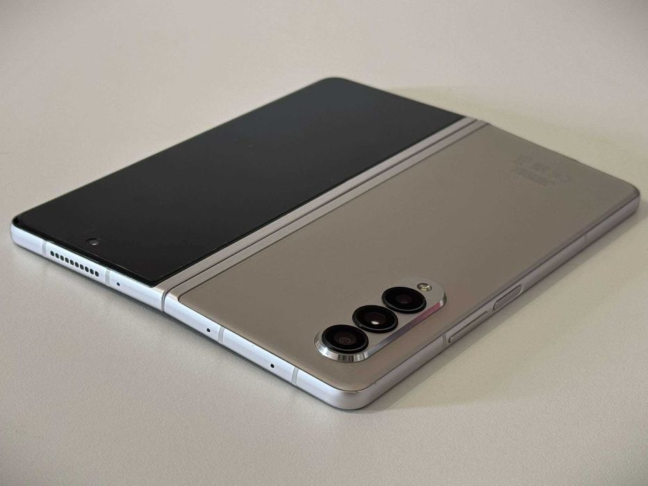 Бартер! Samsung Galaxy Z Fold 3 Phantom Silver (Сив)