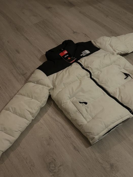 geaca North Face puffer alb