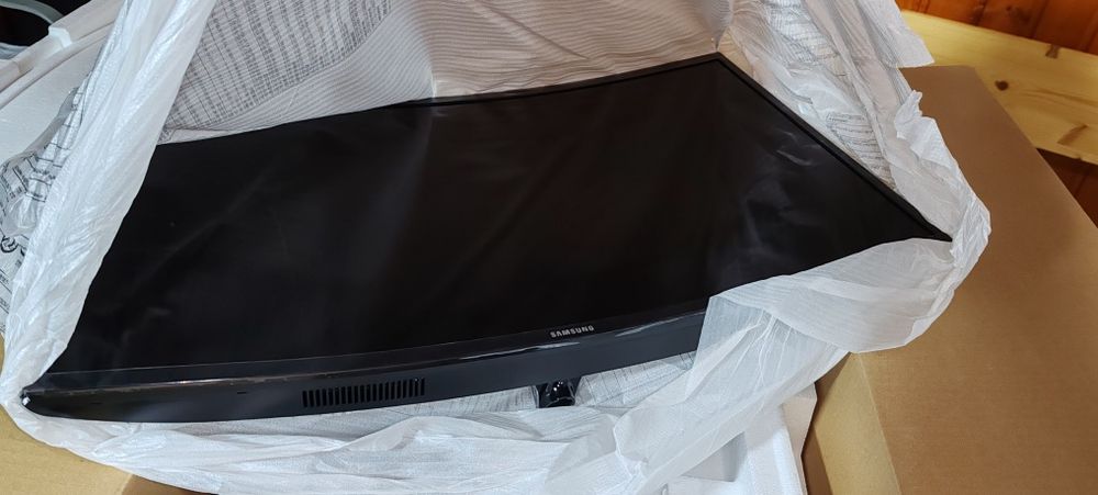 Monitor Samsung C32F39MFUU, 32", Full HD, Curbat, Nou, cu telecomanda