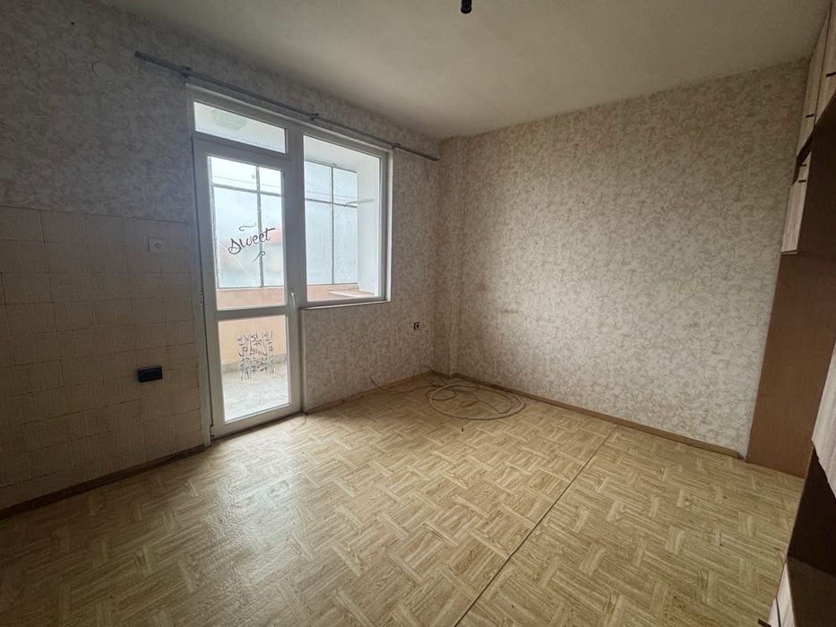 Дава се под наем Тристаен апартамент в Търговище, Център - 70 кв.м за 178.5 € - Снимка #2