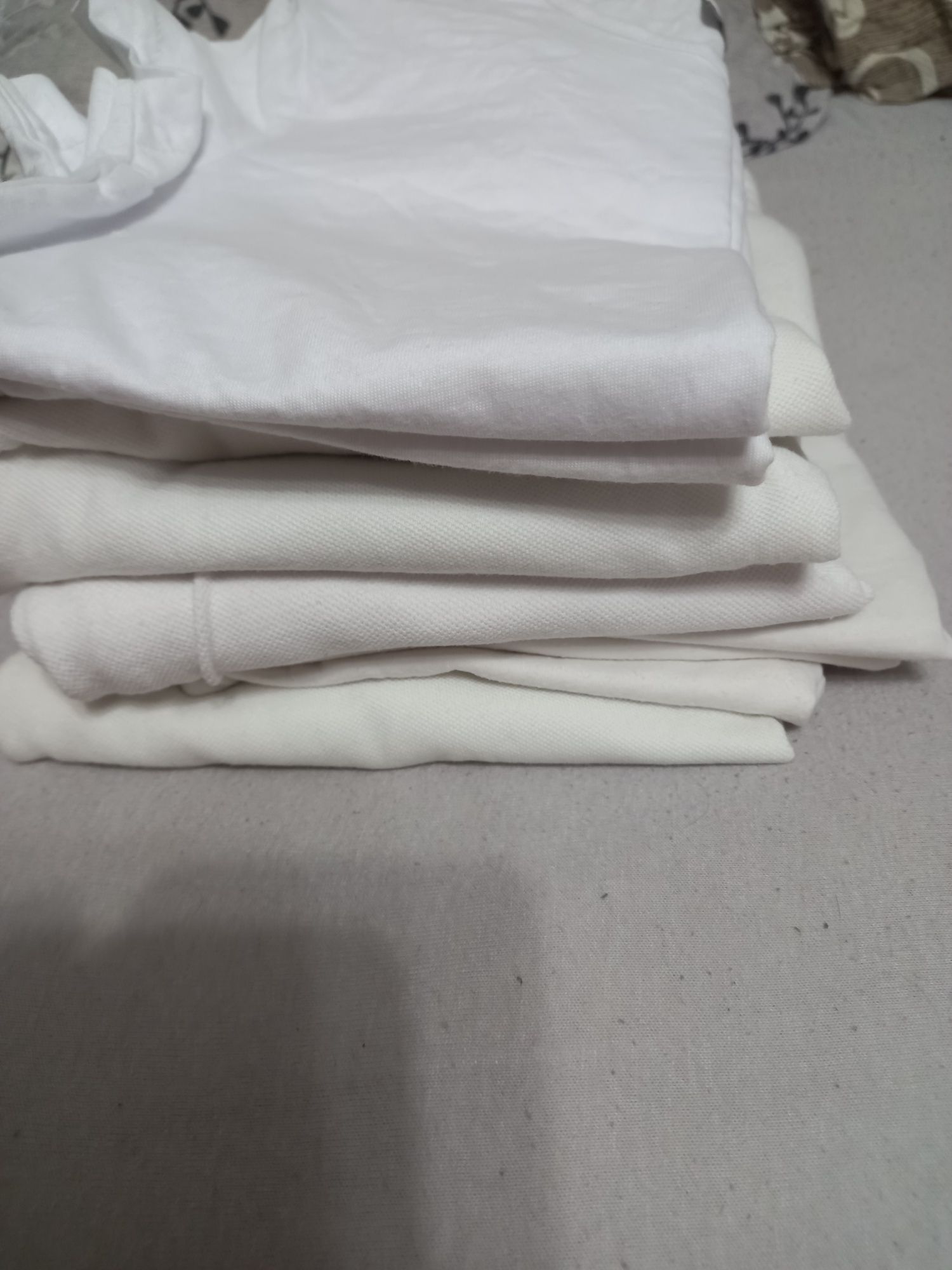 Vând tricouri albe  12 buc