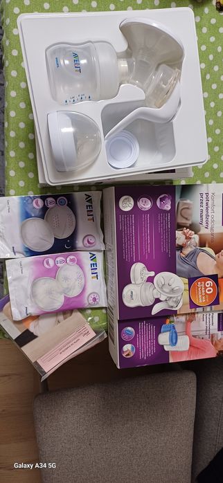 Ръчна помпа на Авент с подарък 5 броя контейнери за кърма