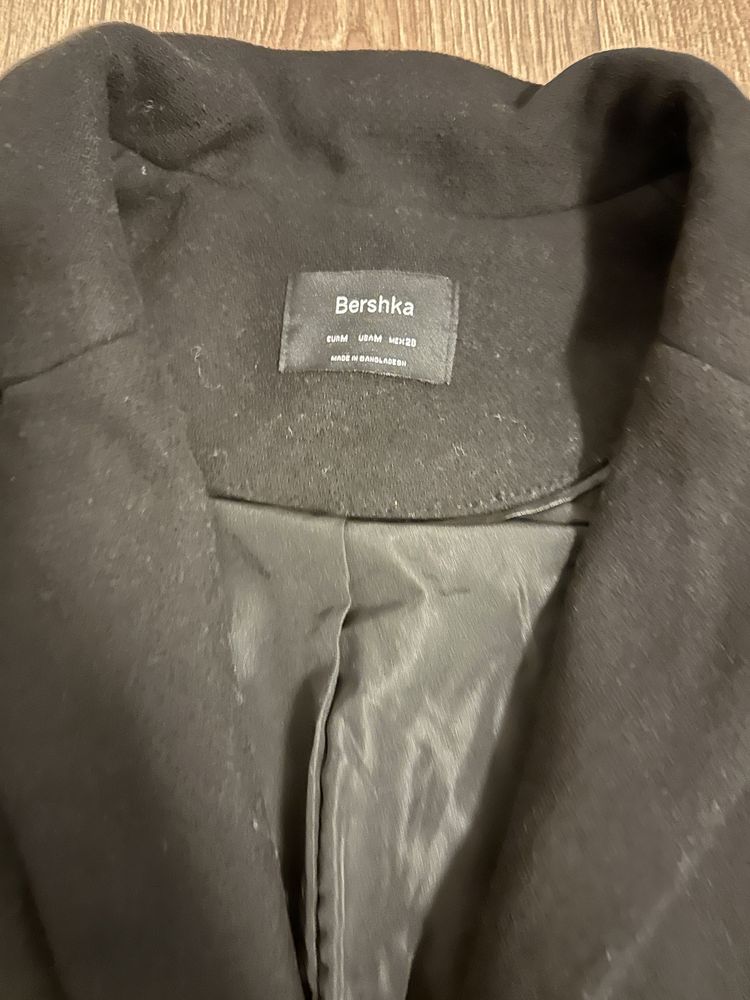 Palton negru Bershka cu un nasture, masura M cu adaos de lana