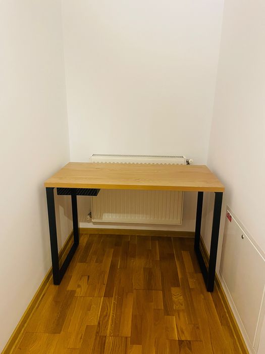 Birou cu suport pentru cabluri si pentru agenda