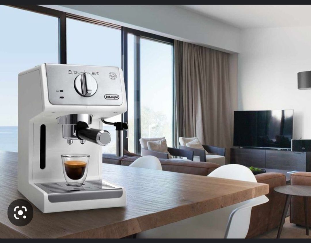 Кофеварка рожковая DeLonghi Pump Coffee Makers модель: ECP33.21.W