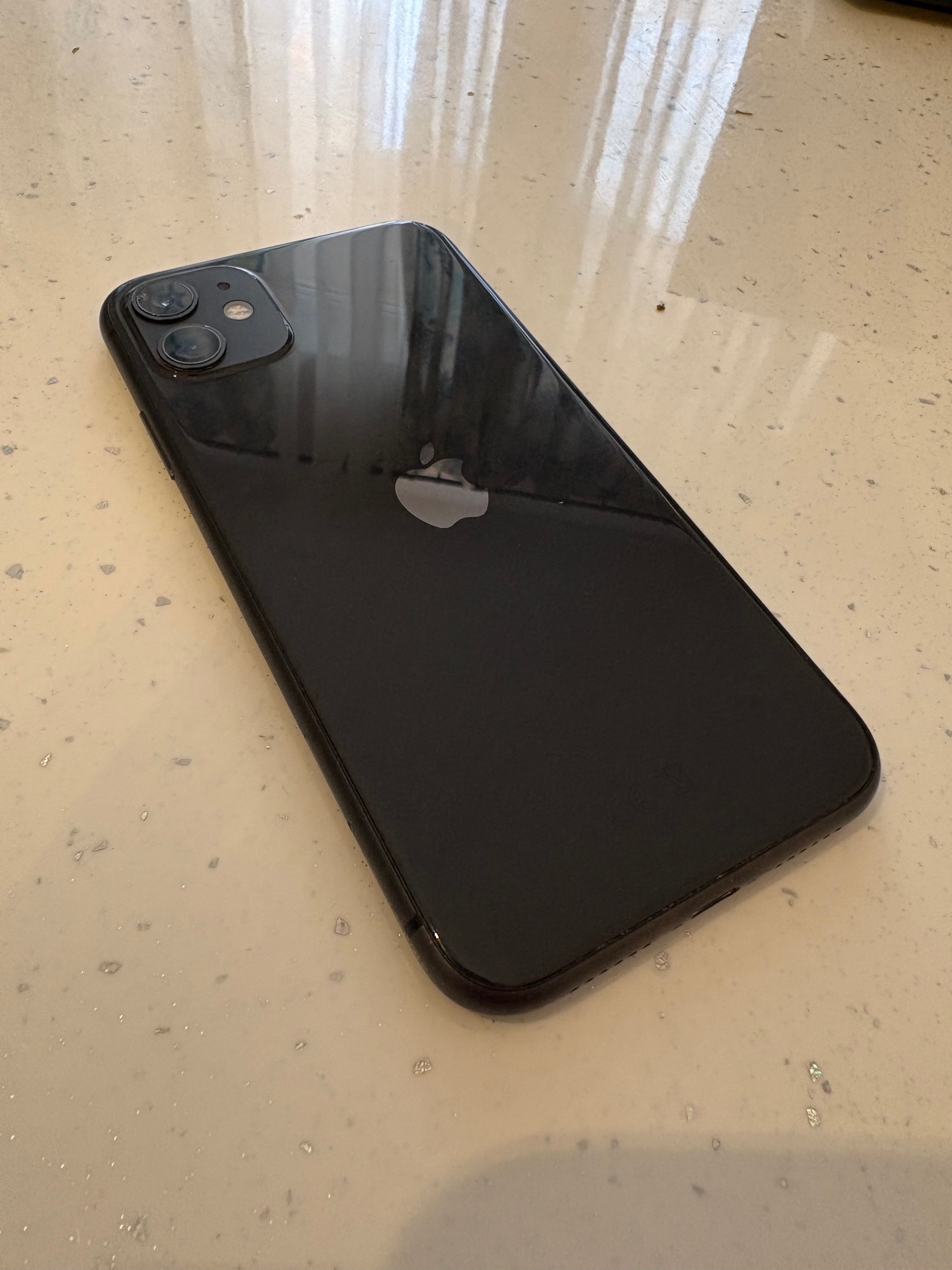 Продавам IPhone 11