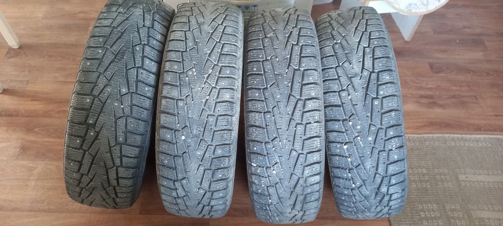 Продам зимнюю шипованую резину 205/70/R15
