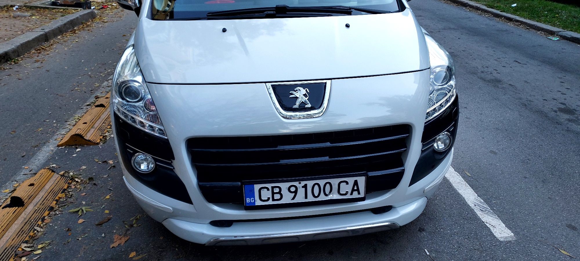 Хубав Автомобил Peugeot 3008 Hybrid Много запазен