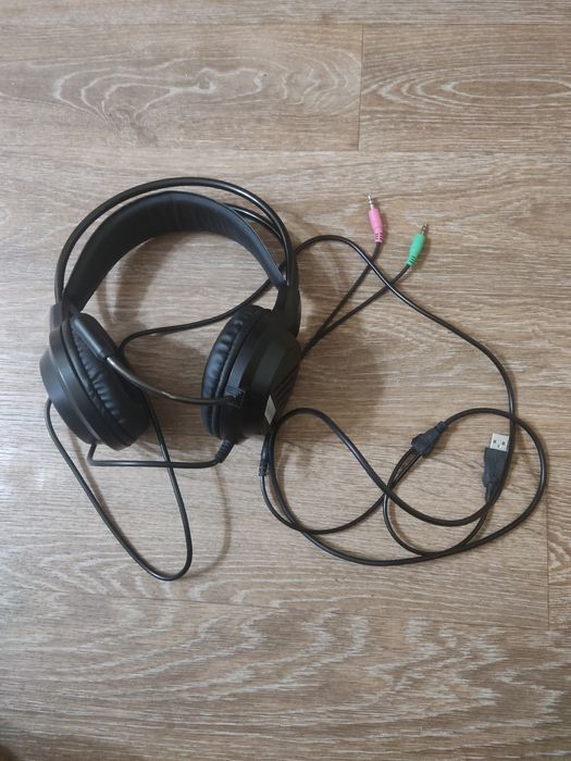 Проводные Наушники Celebrat  в хорошем состоянии