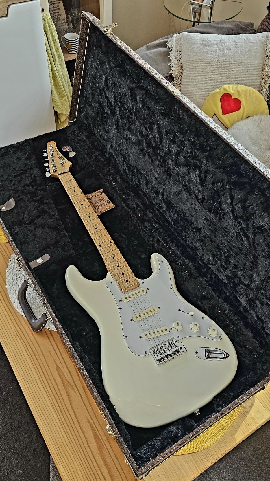 Продавам два оригинални куфара Kustam Fender Shop