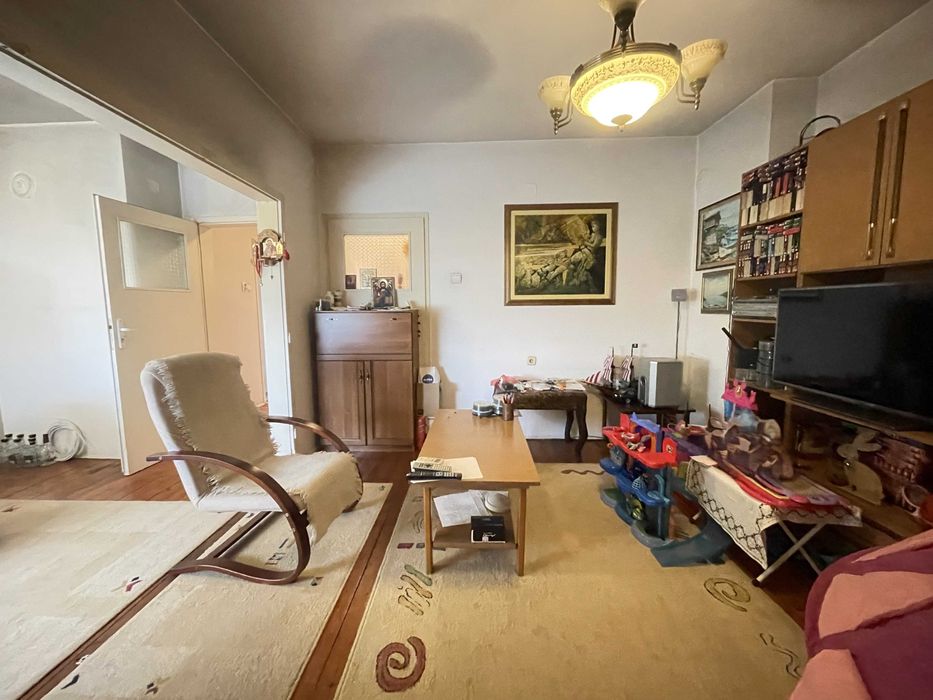 Продава се просторен апартамент - кв. Стефановци