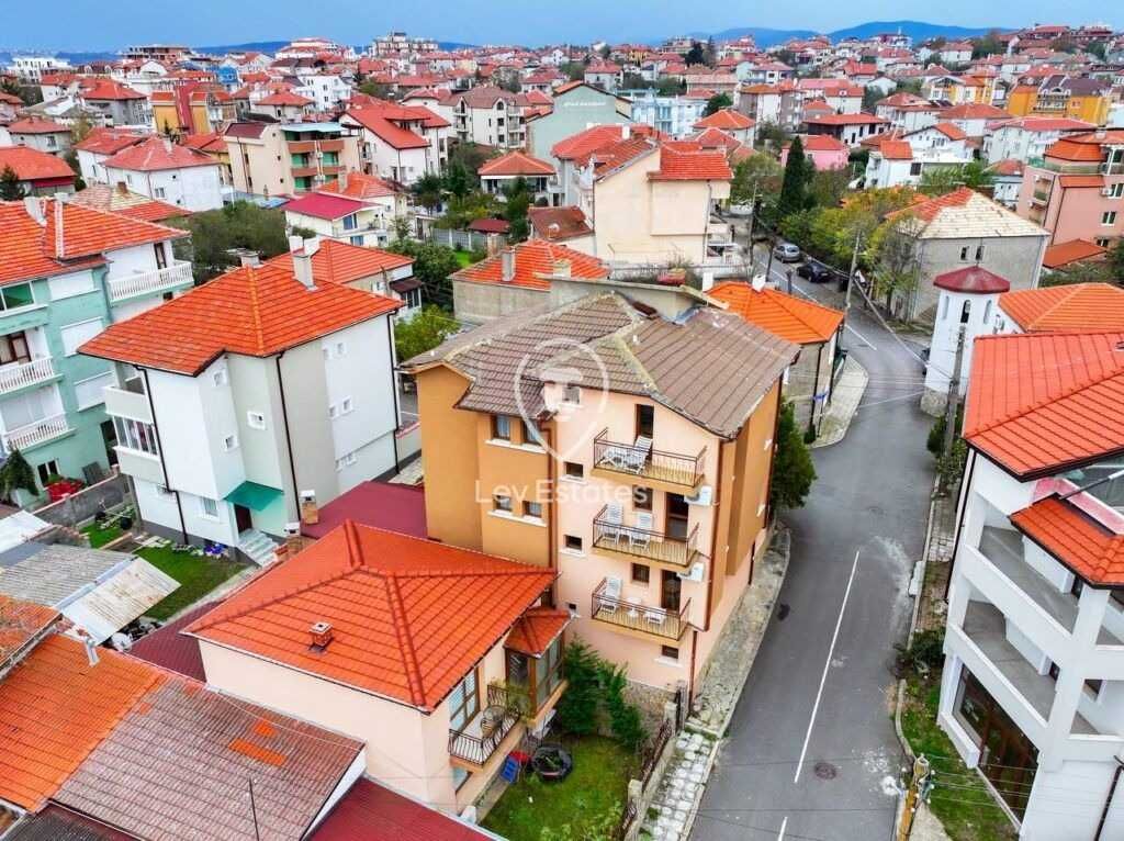 Мини хотел с двуетажна къща на един парцел, Черноморец