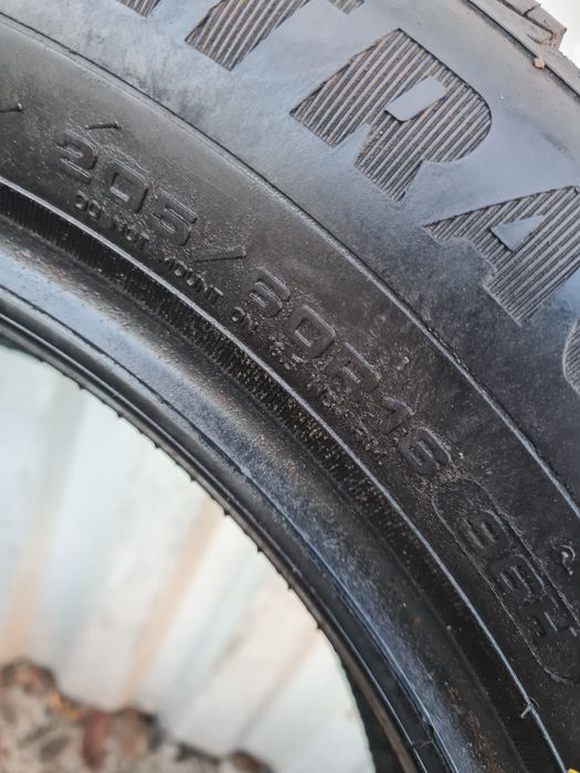 2 Anvelope de iarna *205/60R16*Goodyear*LICHIDARE STOC*75 Lei Buc*