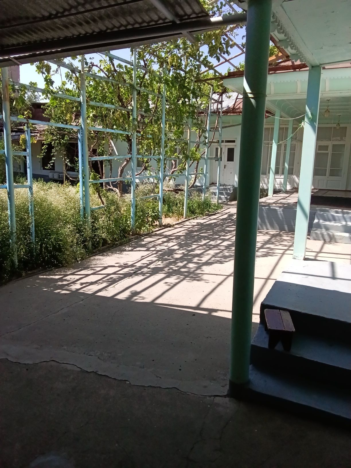 Hovli sotiladi. 4sotix.