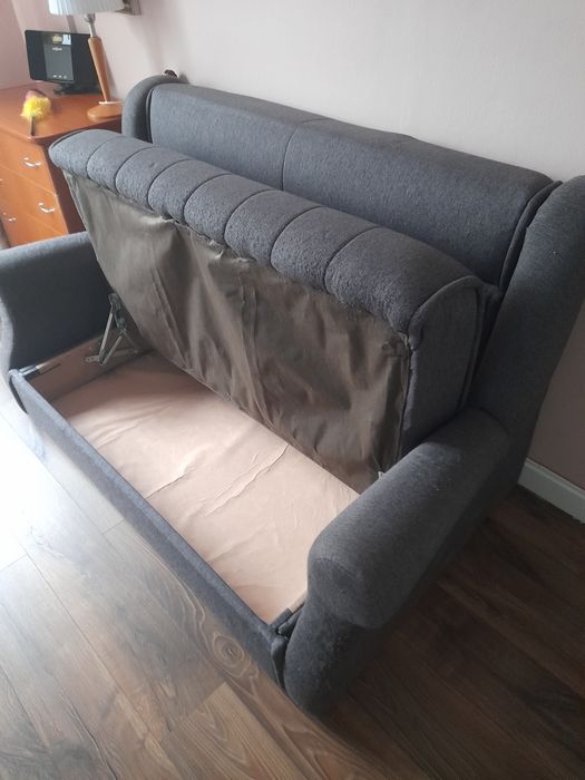 Canapea extensibilă cu saltea pe arcuri , in stare bună, culoare gri i