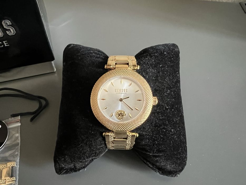 Часовник VERSUS VERSACE в “златно”