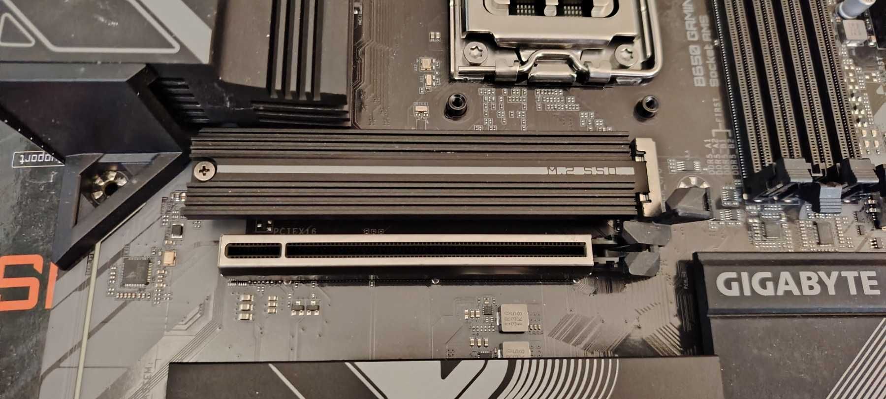 GIGABYTE B650 GAMING X + AMD RYZEN 7 7700 8-Core (5.3 GHz Turbo) AM5