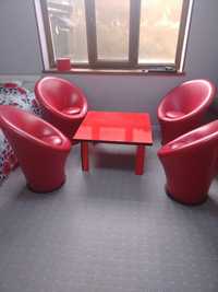 Красные стулья с столом