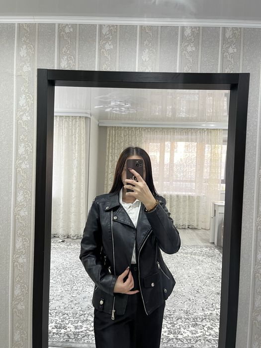 Продам кожанку черную
