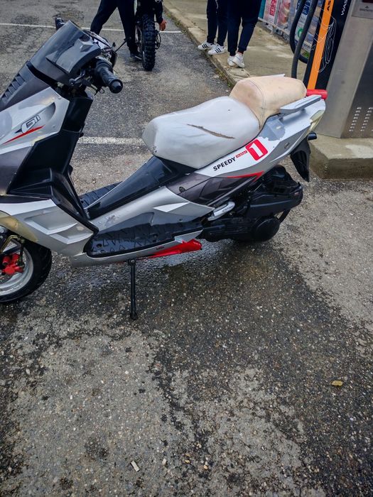 Vând scuter.  125