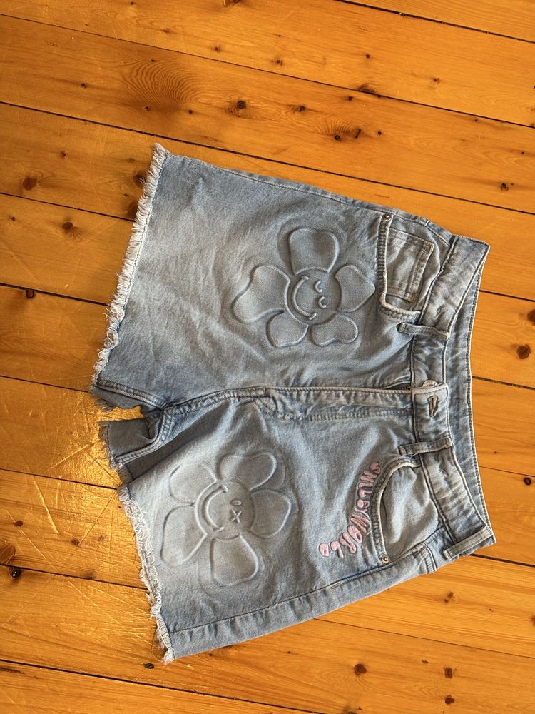 Дънкови гащи на H&M и платнени къси гащи на Nike