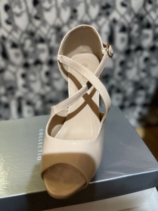 Sandale cu platforma