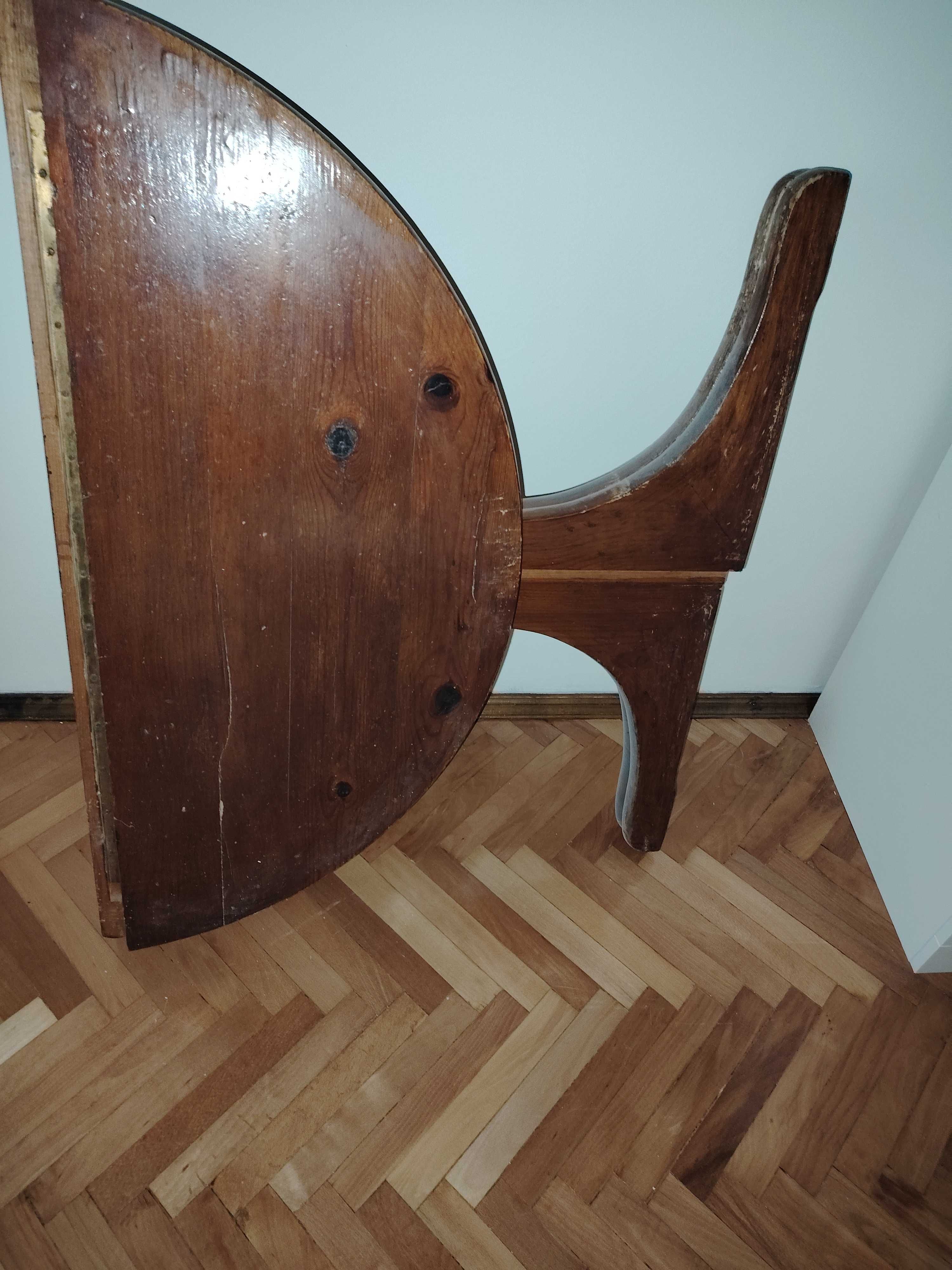 Сгъваема маса от масивно дърво.