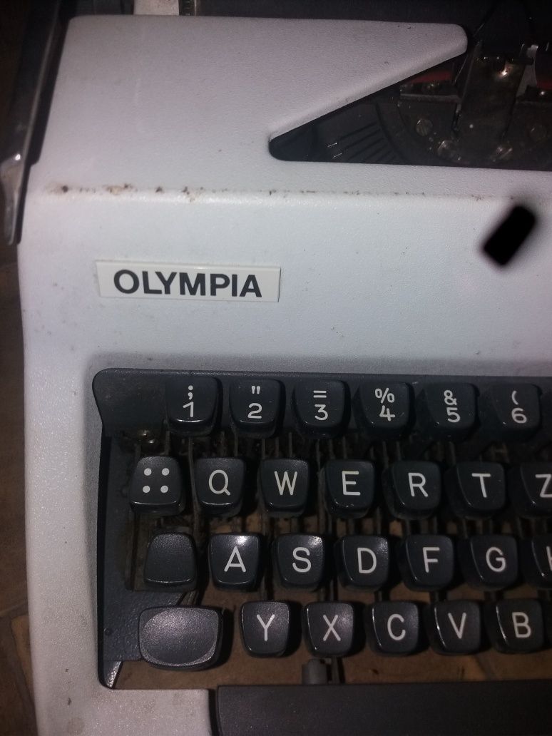 Vand 2  masini de scris manuală OLIMPIA.