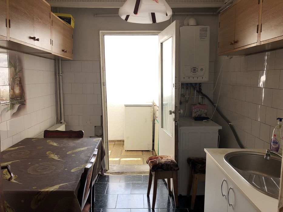 Apartament de vânzare/închiriere cu 3 camere decomandat Costesti Arges
