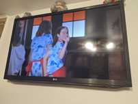 Televizor LG, diagonala 98, internetul funcționează doar prin cablu.