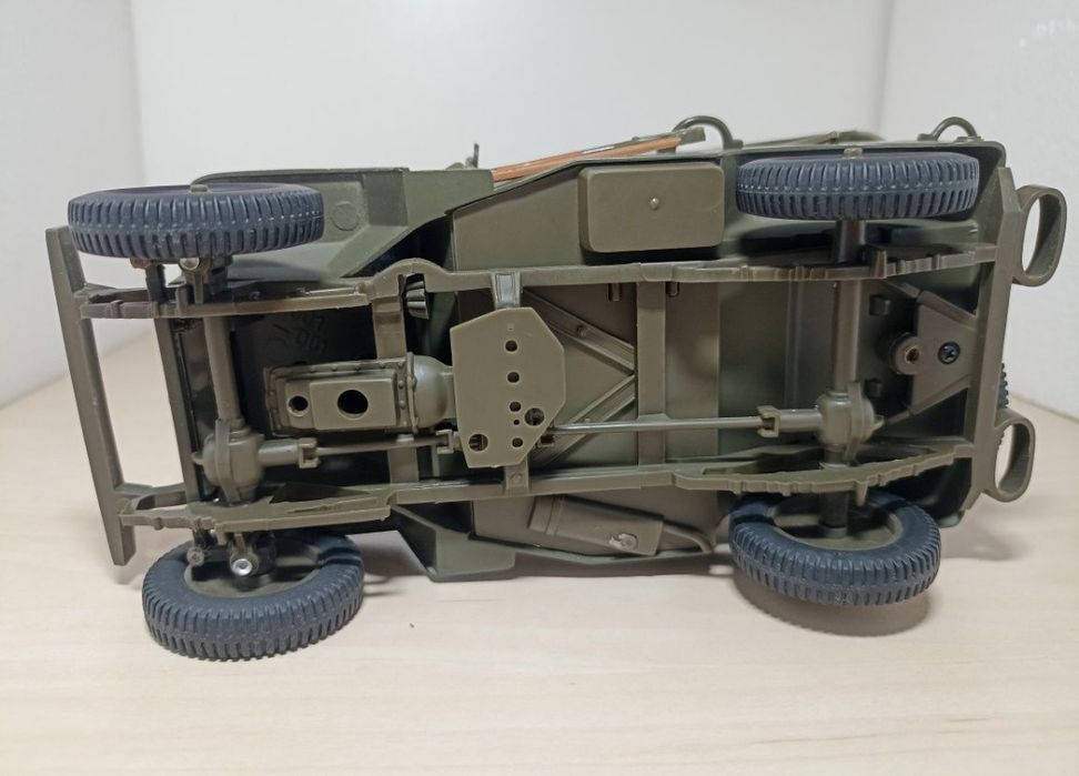 Jeep Willys macheta auto 1:18
Scara 1:18

Fotografiile fac parte din d