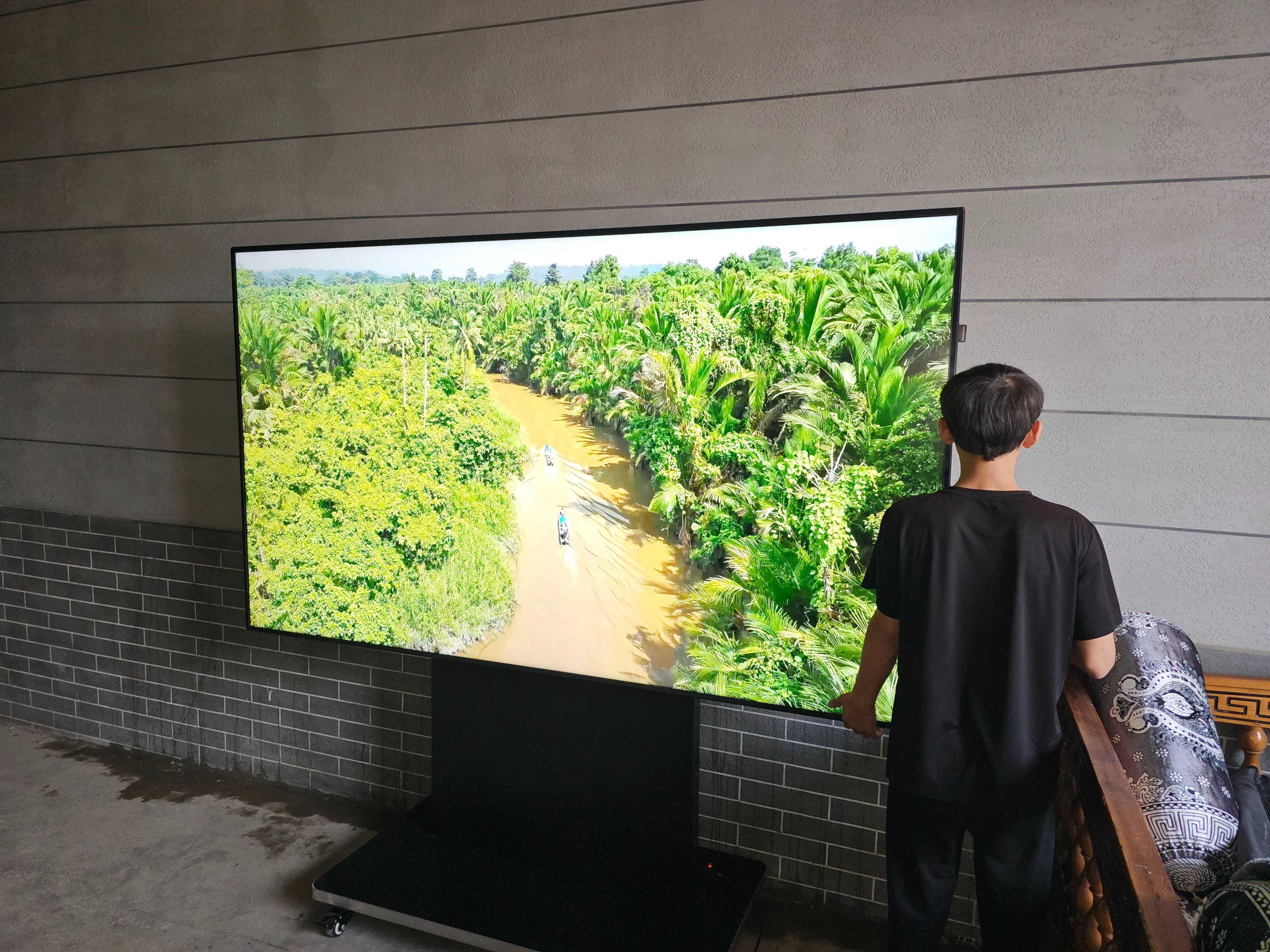 Samsung QM 98f Katta Manitor Tv qilip ishlatsa boʻladi Srochno sotilad