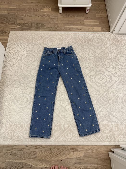 Синии широкие джинсы,с вышевкой цветов по всей длинн.