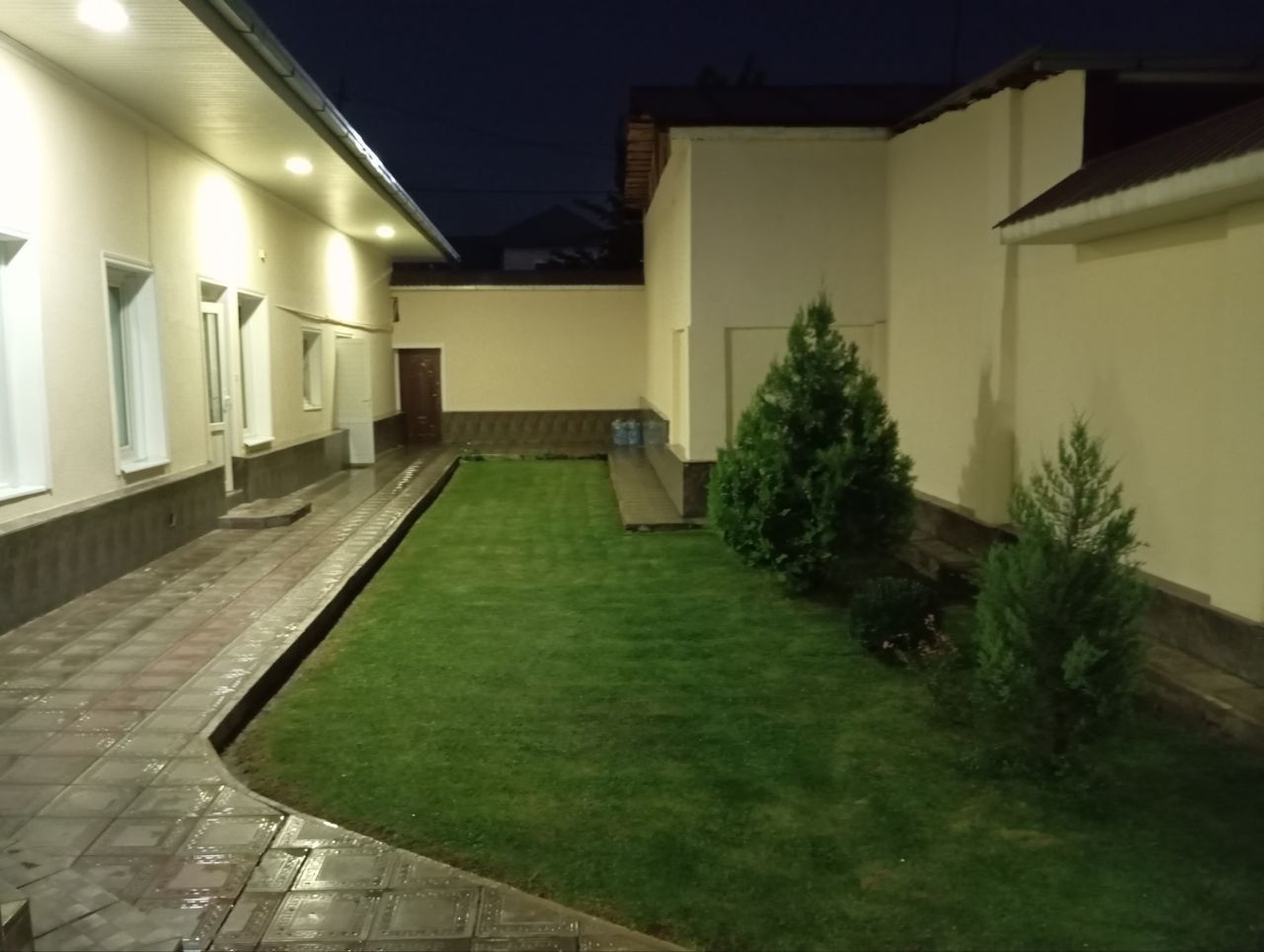 Qibray dormonda uchastka sotiladi 6,sotok. Yolni yuzi 1 liniya.