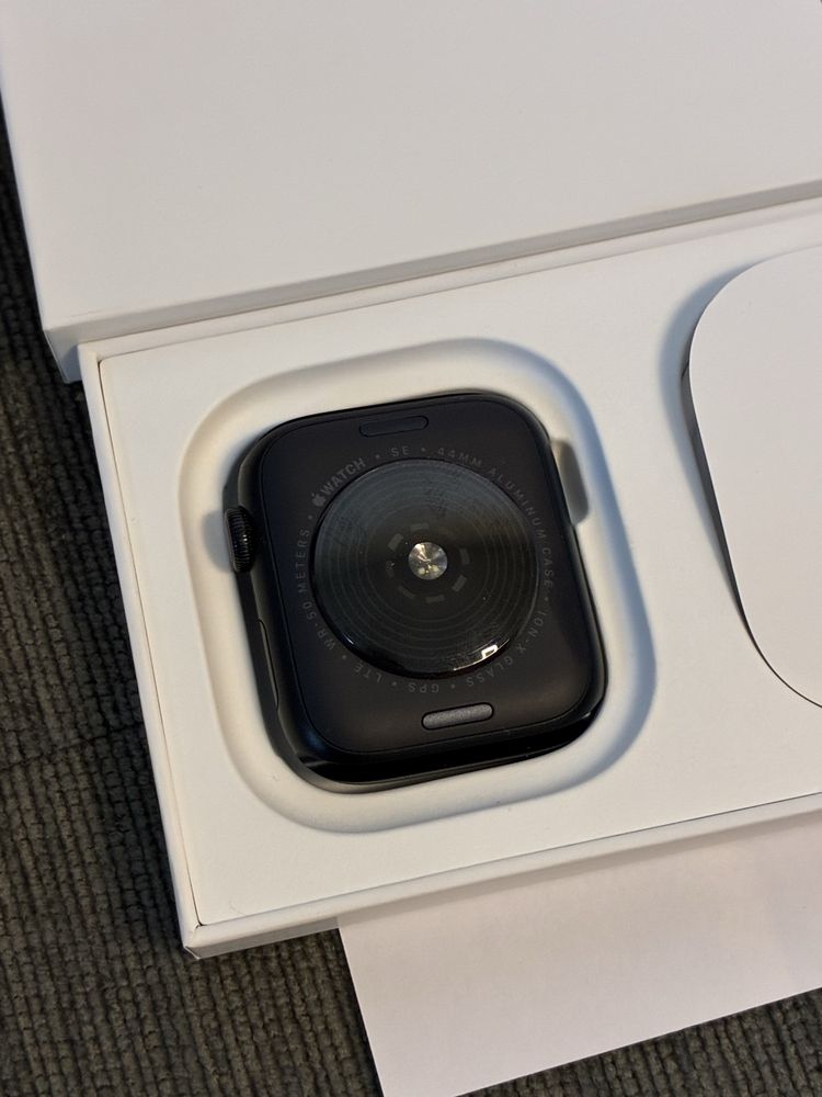КАТО НОВ 44mm Apple watch SE2 v3 CEL A1 Гаранция 2027 MIDNIGHT