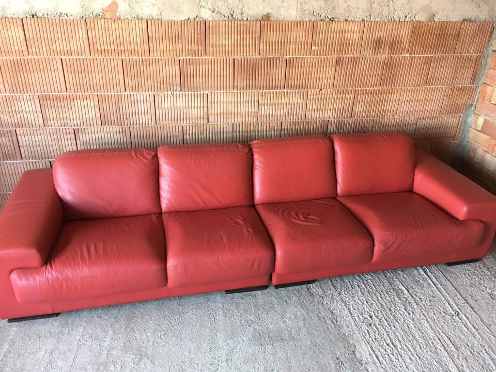 Червен диван от естествена кожа