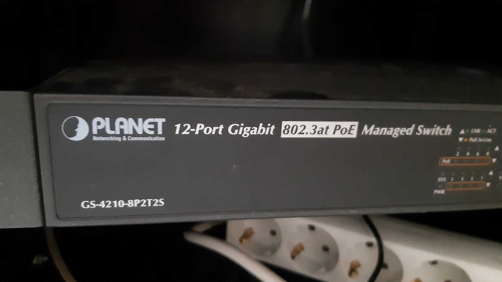 Комуникационен сървърен шкаф 12U + 12 port gigabit switch