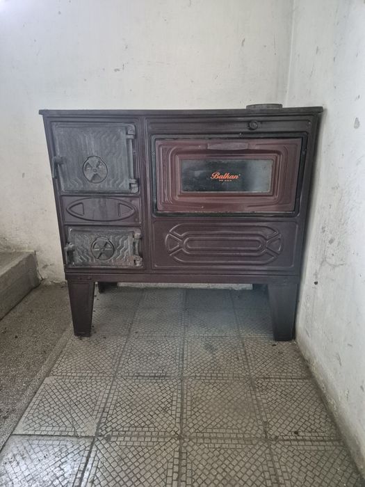 Sobă de gătit pe lemne