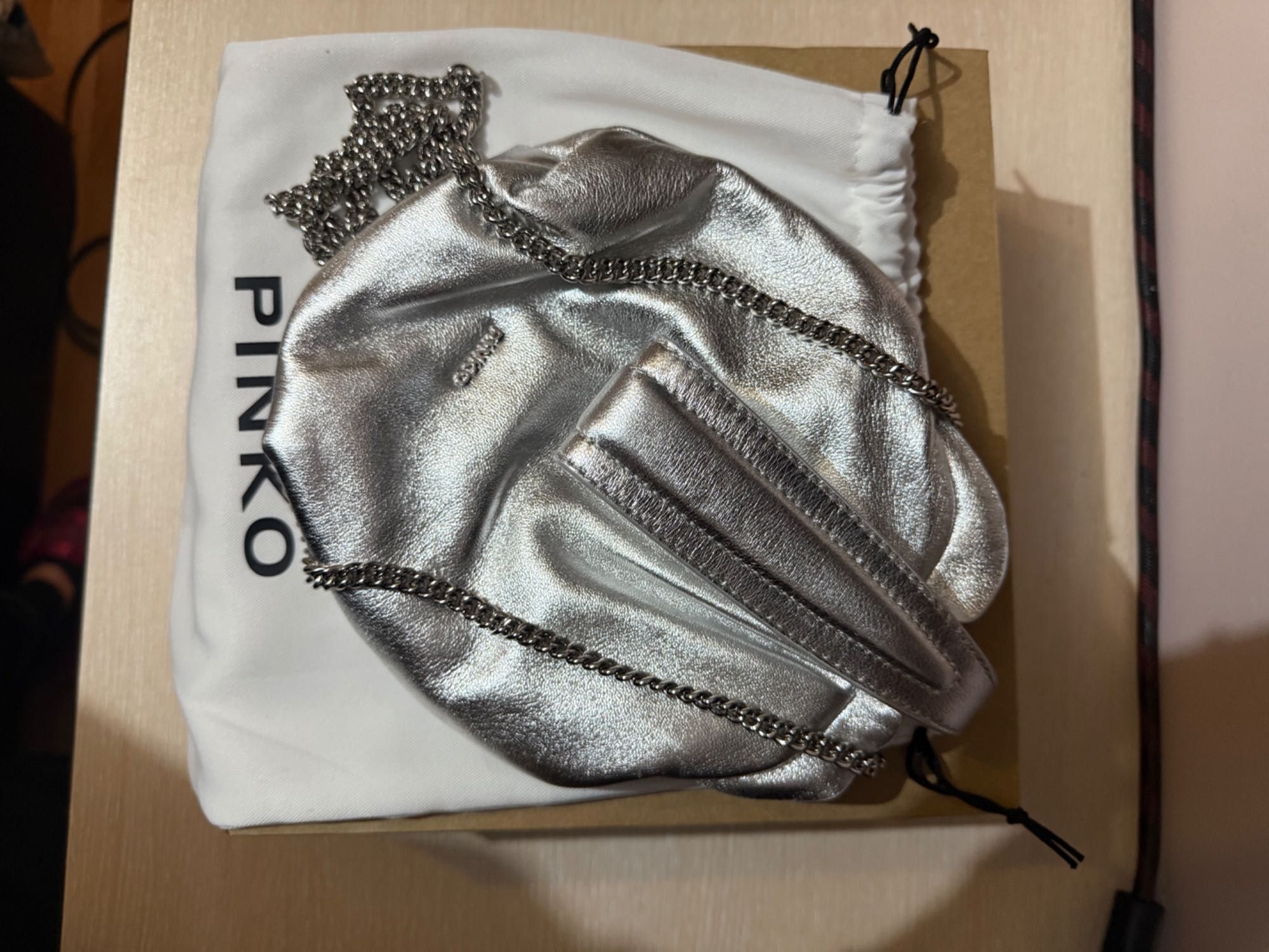 Сребриста чанта Pinko