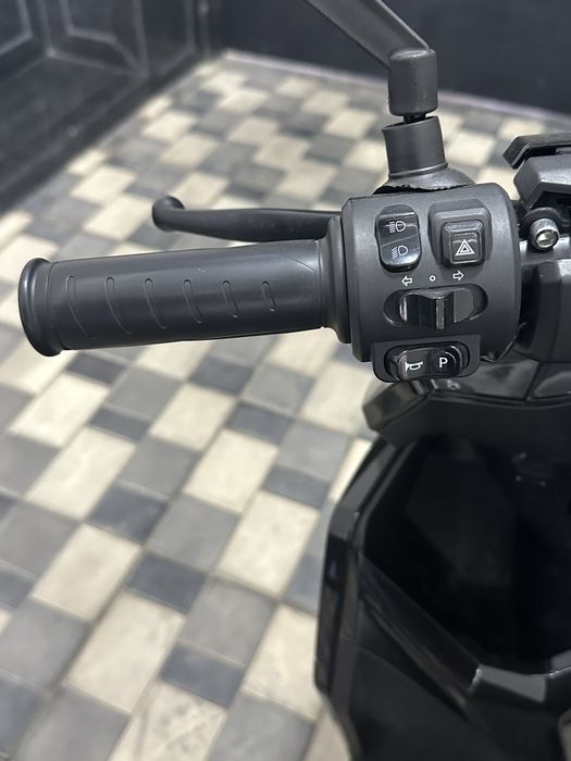 Чёрный электроскутер