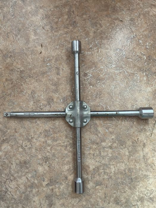 Балонный ключ автомобильный Крестовой. Крест балонный ключ 17, 19, 21