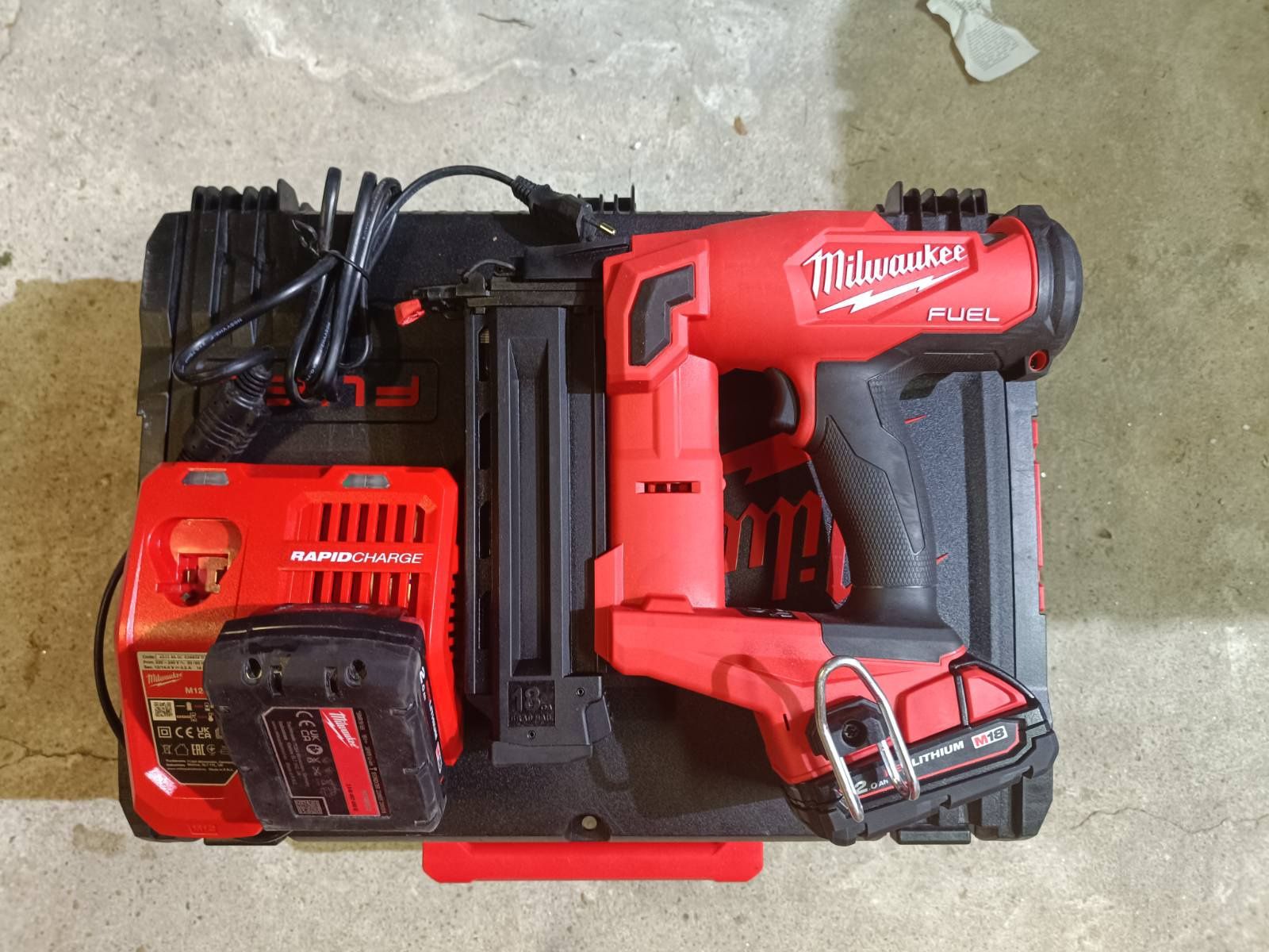 Пистолет за пирони Milwaukee M18 FN18GS