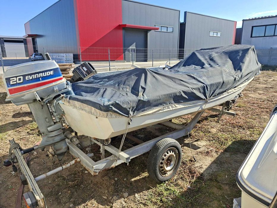 Boston Whaler cu motor Evinrude 20 cp si peridoc