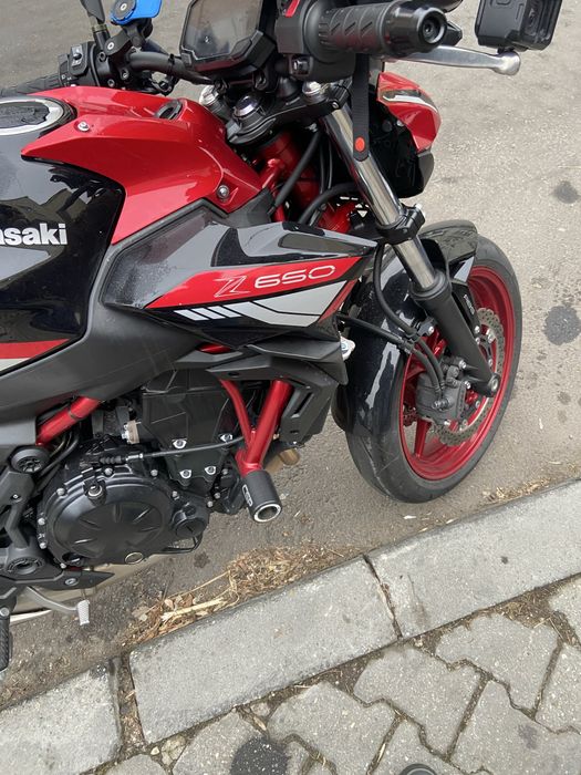 Kawasaki Z650 Negru/Rosu (limitabil A2) - Garanție Mai 2026