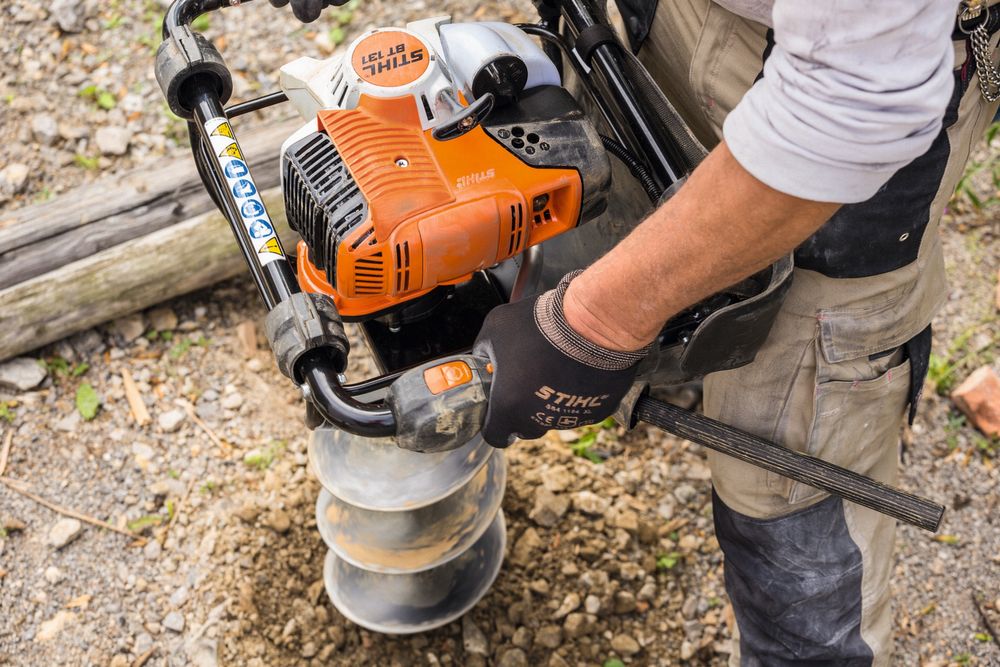 Под наем! Моторен свредел за земя Stihl BT 131 + свредло Stihl ф150
