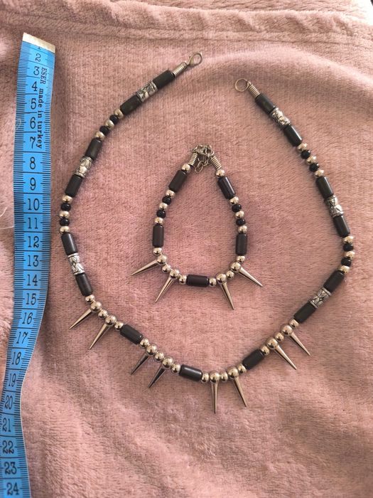 Комплект колие и обеци - с китари и с шипове (по 5 лв.)