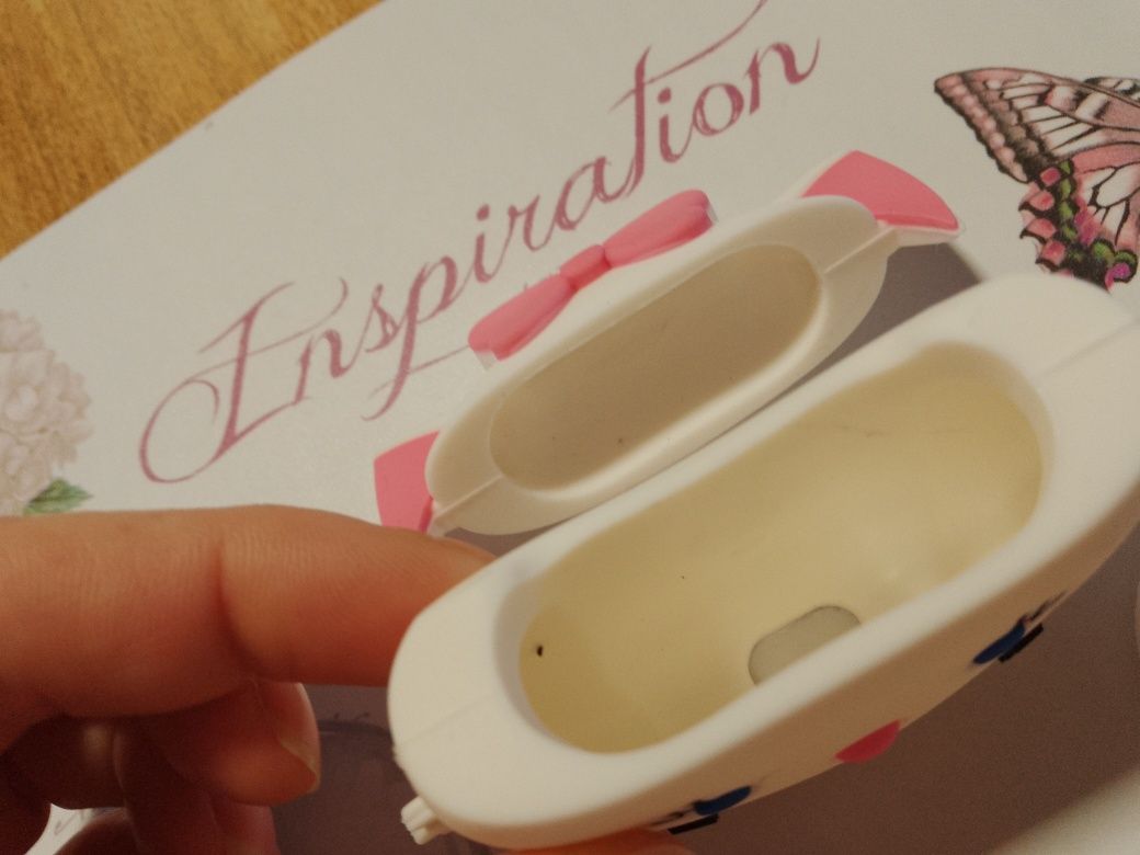 Силиконов 3D калъф  за слушалки Apple AirPods Hello Kitty